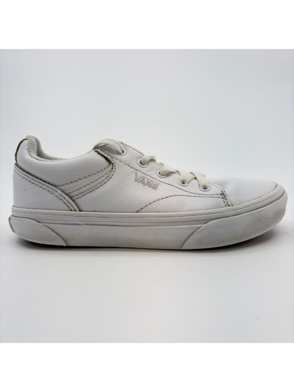 Vans Seldan Low Boys Size 1Y Triple White Athletic Leather Skate Shoes Sneakers